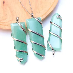 Collar de cristal verde con columna hexagonal y alambre de plata árbol de la vida