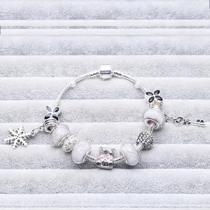 Europäisches geometrisches Charm-Armband mit Bären- und Schneeflocken-Anhängern in Silber