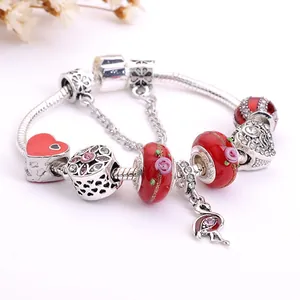 Bracelet à perles de verre rouges avec chaîne serpent argentée et pendentif flamant