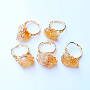 Anillos de latón chapado en oro hechos a mano con piedras de citrino natural en diseño wrap