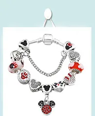 Détail du bracelet chaîne serpent avec charms Mickey et Minnie et perles roses