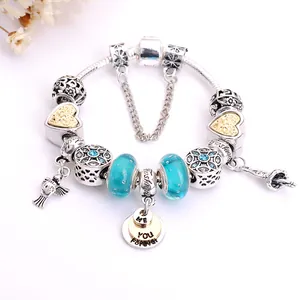 Bracelet à breloques en perles de verre bleu avec chaîne serpent et pendentif en cœur