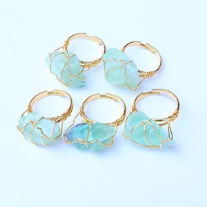 Set de anillos artesanales de hilo dorado con cinco cristales de piedra verde natural