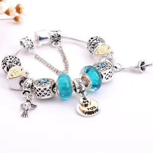 Bracelet à breloques en verre bleu avec chaîne serpent et pendentifs cœur ME et YOU