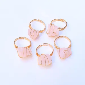 Set de cinco anillos hechos a mano con hilo dorado y piedras de cuarzo rosa natural