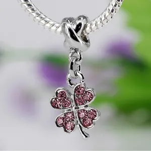 Pendentif trèfle à quatre feuilles argenté avec cristaux roses sur bracelet DIY