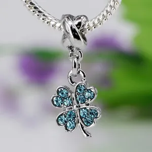 Pendentif trèfle à quatre feuilles argenté avec gemmes bleues pour bracelet