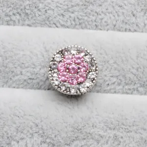 Gros plan sur une perle en argent avec strass roses pour bracelet à breloques DIY