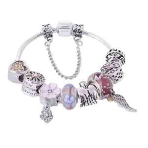 Silbernes Schlangen-Armband mit Engelsflügel-Anhänger und rosa Emaille-Blumenperlen