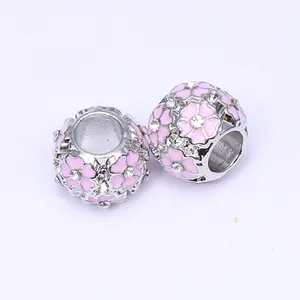 Macro de perles DIY argentées avec fleurs de cerisier en émail rose et strass