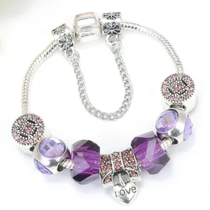 Violette DIY bedelarmband met hartjeshanger en paarse kristallen aan zilveren slangenketting