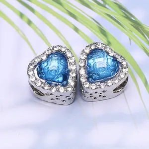 Détail d'un charme en forme de cœur avec émail bleu et cristaux argentés pour bijoux