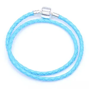 Détail macro du bracelet en cuir tressé bleu clair de 3 mm avec fermoir barillet argenté