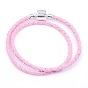 Détail du bracelet double tour en cuir tressé rose avec fermoir barillet en argent