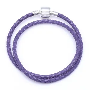 Détail du bracelet double tour en cuir tressé violet avec fermoir barillet argenté