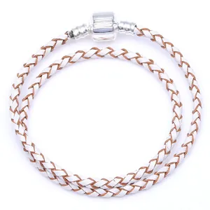 Détail du bracelet double tour en cuir tressé de 3mm avec fermoir cylindrique argenté