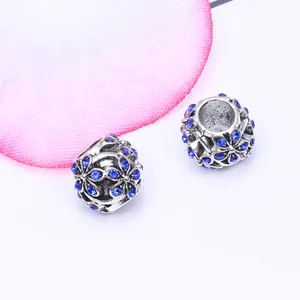 Vue macro de breloques fleurs en cristal bleu finition argent vintage pour bracelets