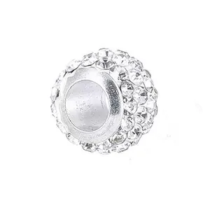 Gros plan sur une perle sphérique argentée avec cristaux blancs pour bijoux DIY