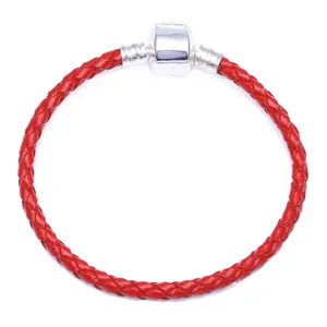 Bracelet en cuir tressé rouge avec fermoir cylindrique argenté en forme circulaire