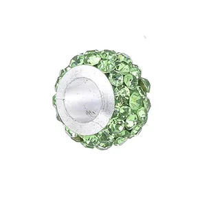 Vue détaillée d'une perle à gros trou sertie de strass vert clair pour bracelet DIY