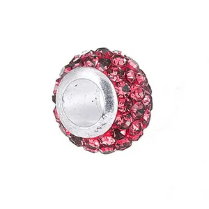 Détail d'une perle charnière en cristal rouge avec grand trou en métal pour bracelet
