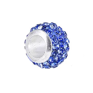 Gros plan sur la perle pavée de cristaux bleus à large trou pour bracelets DIY
