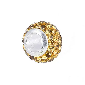 Vue détaillée d'une perle charm en argent sertie de cristaux taillés jaune ambre