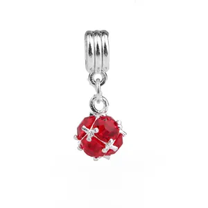 Pendentif boule de cristal plaqué argent avec pierre rouge facettée et décor de croix