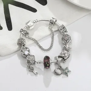 Schlangen-Gliederarmband mit Herz- und Schlüsselanhängern, rosa Emaille und Kristallen