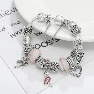 Bracciale con ciondoli argentati con perle di vetro rosa e pendenti tropicali