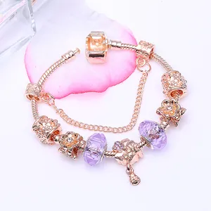 Roségoldenes Perlenarmband mit lila Kristallen und floralen Mustern für Damen