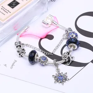 Bracelet à chaîne serpent argentée avec perles en verre bleues et pendentif fleur de tournesol