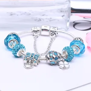 Silbernes Schlangen-Armband mit blauen Kristallperlen und Love-Herzanhänger