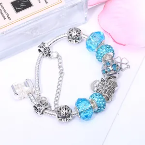 Silbernes Charm-Armband mit blauen Glasperlen und Kleeblatt-Anhänger auf Weiß