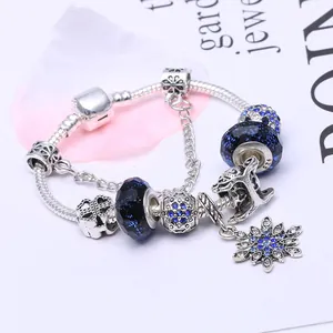 Bracelet flocon de neige bleu avec perles en verre et zircons sur chaîne argentée