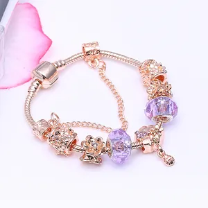 Armband in Roségold mit lila Perlen und floralen Anhängern für Damen