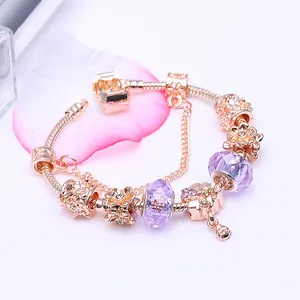 Roségoldenes Charm-Armband mit lila Kristallen und floralen Diamant-Verzierungen