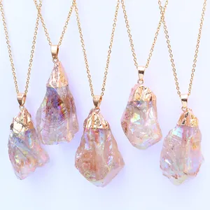 Detail von fünf natürlichen Aura-Quarz-Anhängern mit regenbogenfarbenem Finish und Goldkette
