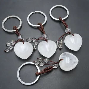 Détails de quatre pendentifs en cristal blanc en forme de cœur avec cordons tressés