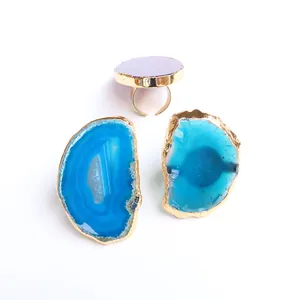 Anillos bohemios bañados en oro con rodajas de ágata natural irregulares azul y púrpura
