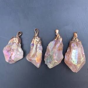Vierteiliges Set Naturquarz-Kristallanhänger mit roségoldenen Metallkappen