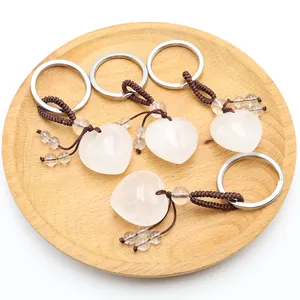 Porte-clés faits main en cristal blanc en forme de cœur avec cordon tressé sur plateau bois