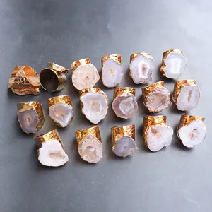 Bagues en agate naturelle avec larges anneaux martelés dorés aux styles variés