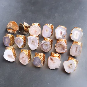 Lot de 16 bagues en agate naturelle et géode avec anneaux dorés martelés sur fond noir