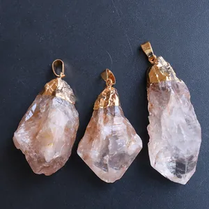 Nahaufnahme unregelmäßiger Rosenquarz-Anhänger mit Goldkappen und Natursteinstruktur