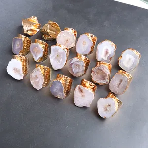 Détails de bagues en agate naturelle avec anneaux dorés martelés ajustables