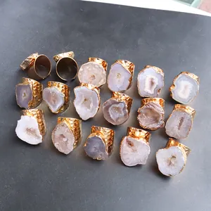 Plusieurs bagues en agate naturelle avec anneaux en métal martelé doré de couleurs