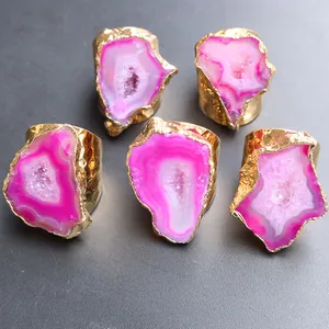 Cinque anelli irregolari in agata druzy rosa con fasce in ottone dorato su nero