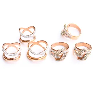 Detalle de anillos en oro rosa con nudos entrelazados y circonitas blancas brillantes