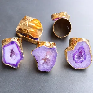 Anello con geode viola irregolare e fascia regolabile in ottone dorato martellato